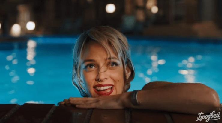 A24 «Силвер-Лэйк түбінде» фильмінің көрсетілімін кейінге шегерді 