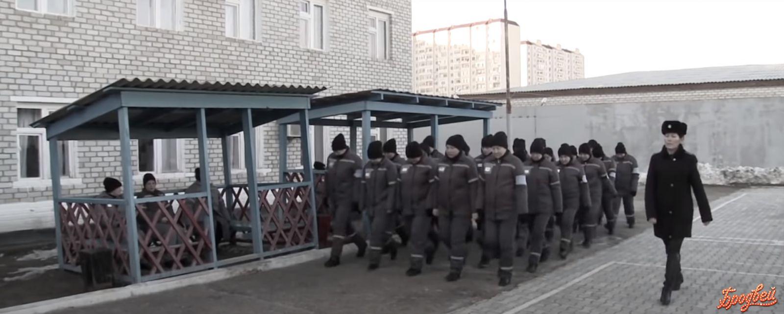 Кадр из фильма «Колония в Казахстане: исправляет или калечит?  Глазами осужденных»